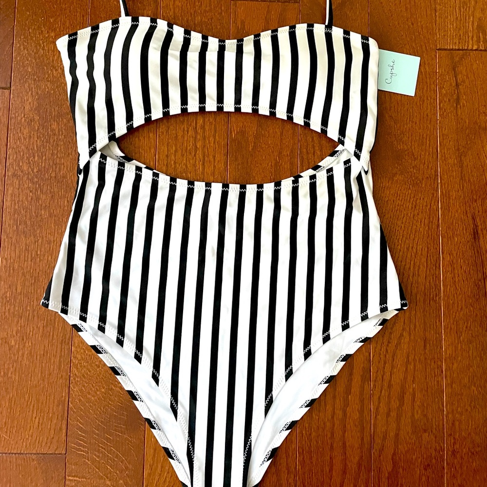 NWT cupshe striped side cut out bathing suit.
